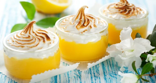 Zitronencreme mit Baiser-Haube im Glas
